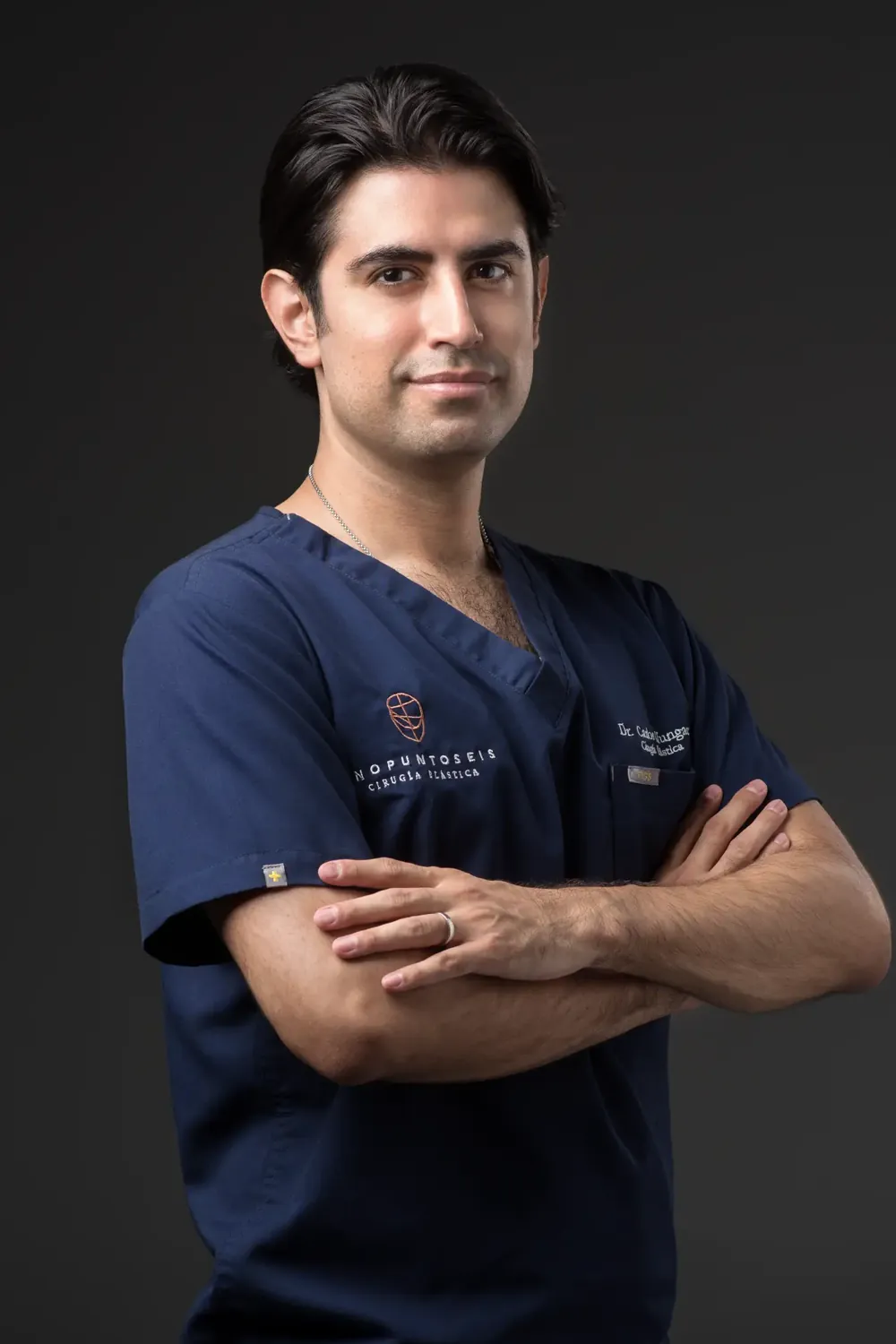 El Dr. Carlos Nungaray en uniforme quirúrgico